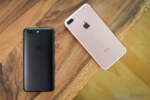 oneplus and apple smartphone consumption in india